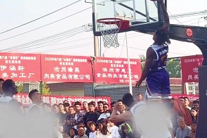 这爆发力太惊人了！黑人球员野球场飞跃对手扣篮