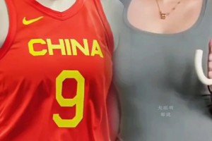 女生也可以打出极具冲击力的篮球，民间版勒布朗梦沁纯又美又飒~