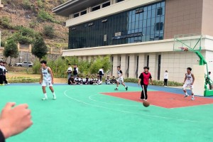 这...这就进球了小伙比赛中后场随手一丢命中超远距离三分