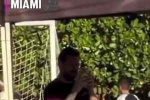 南海岸生活！梅西、苏牙和阿尔巴顶着大太阳观看孩子们的比赛！