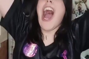 从狂喜到暴怒！巴萨女球迷观看皇马4-3罗马反应
