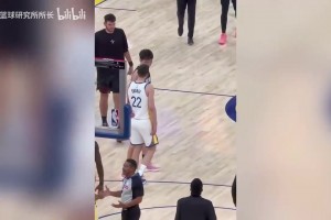 杨瀚森赛后和勇士同届新秀有说有笑！耐心等待和追梦格林拥抱致意