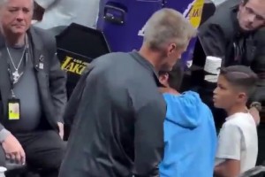 这是真的像！球迷撞脸勇士主教练科尔 科尔本人看了都愣一下