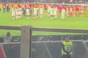 身临其境！国米远征军视角感受蓝黑众将逆转后的赛后谢场