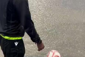看笑了西班牙第四级别联赛因天气原因推迟，裁判扔球测试场地