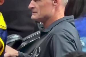 失散多年的兄弟？科尔在现场，看见跟自己撞脸的勇士球迷一脸茫然