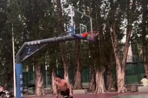 大哥这暴扣确实牛逼啊！背后也付出了巨大努力！