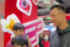 这身体状态看起来保持的还不错！网友晒视频偶遇易建联