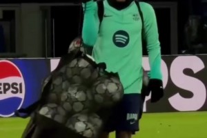 优质偶像！拉菲尼亚在训练后捡起了所有的球⚽️