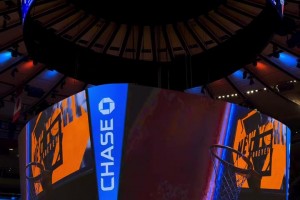 NBA的大屏幕原来这么大啊不仅特效绚丽 而且还可以升降