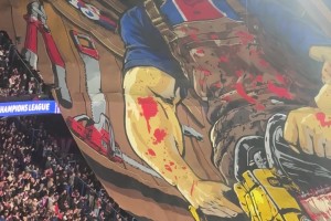 大巴黎升起恐怖巨型Tifo：面具壮汉手持电锯直劈巴萨队徽！