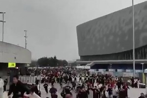 蓉城球迷听说进球后回头冲入球场，结果进球无效