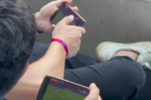 都在吃瓜！成都点球不进，深圳球迷看台反应