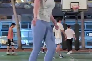 这瑜伽裤！野球场肘姐：跟我一队，我来负责得分！