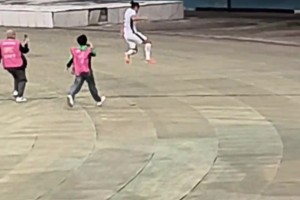 太兴奋了！实拍：张玉宁绝杀河南队后，飞奔到场边，结果。。
