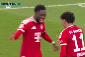 拜仁5-1领先！阿方索·戴维斯禁区停球横敲，布朗跟进推射破门