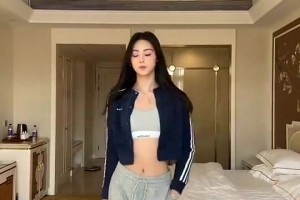 女篮球员卓识晒出门穿搭，小蛮腰尽显啊