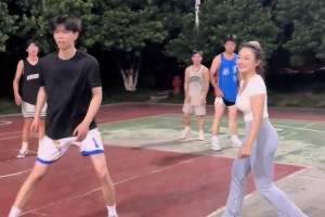 假如她认真防你，你该怎么出手？网友：建议先管住手