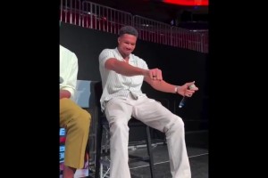 唱、跳、Rap、篮球全占了！此前字母哥现身热火季票答谢活动！