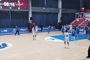 看看16岁的杨瀚森在U17比赛中是怎么打球的，简直降维打击啊